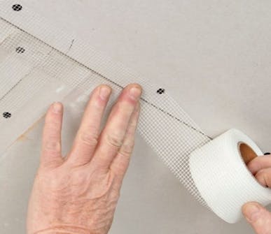 Slätt innertak: Fäst armeringstejp över skarvarna Slätt innertak: Fäst armeringstejp över skarvarna